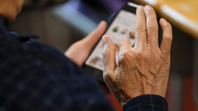 73岁老伯打赏女主播花光退休金，网友：求父母&ldquo;青少年模式&rdquo;